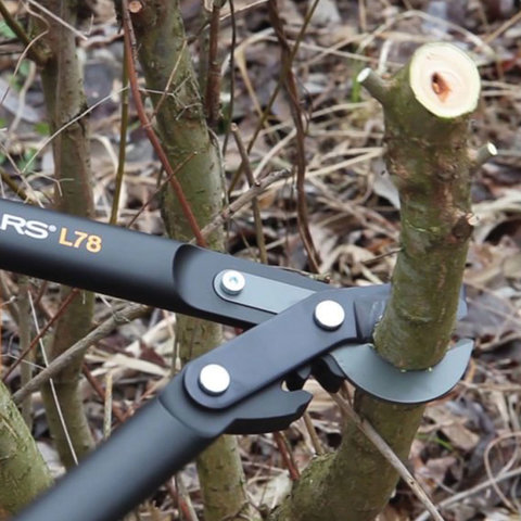 Сучкорез плоскостной большой Fiskars (L) L28 с загнутыми лезвиями, 692мм (112590/1000584)